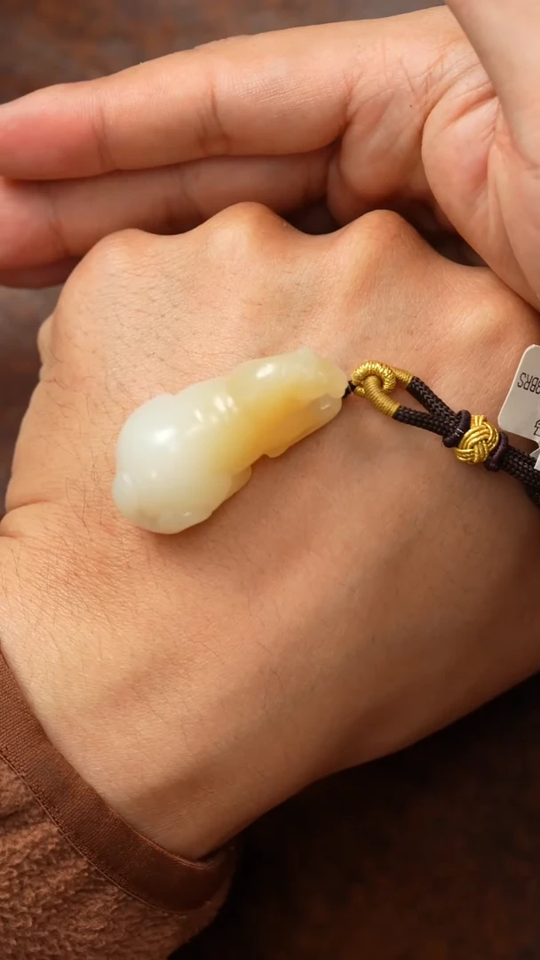 颈饰未镶嵌和田玉吊坠 1