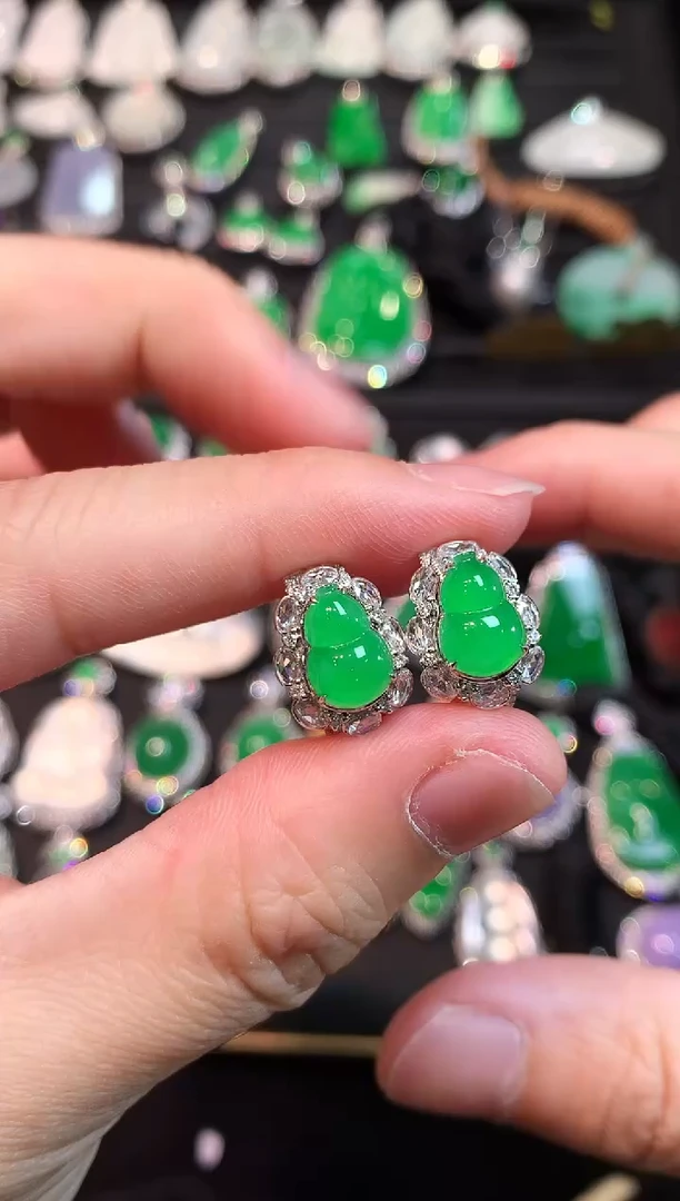 18K金镶嵌翡翠耳饰高冰满色木纳绿葫芦耳包