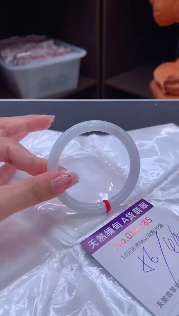 未镶嵌手镯翡翠有纹，完美者勿拍