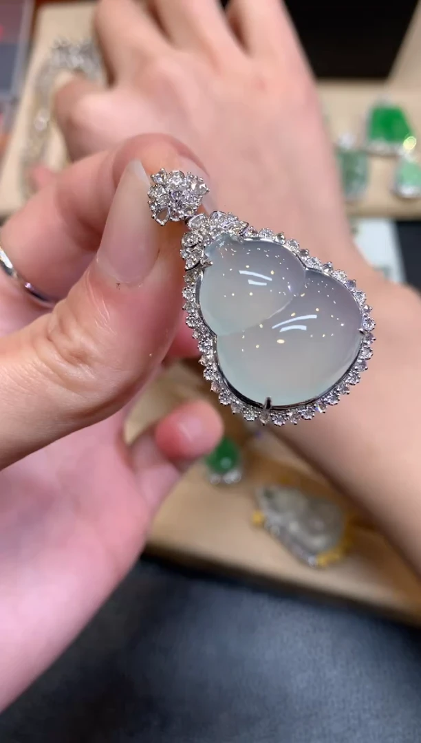 【闪购商品】翡翠颈饰18K金镶嵌葫芦【无服务费】