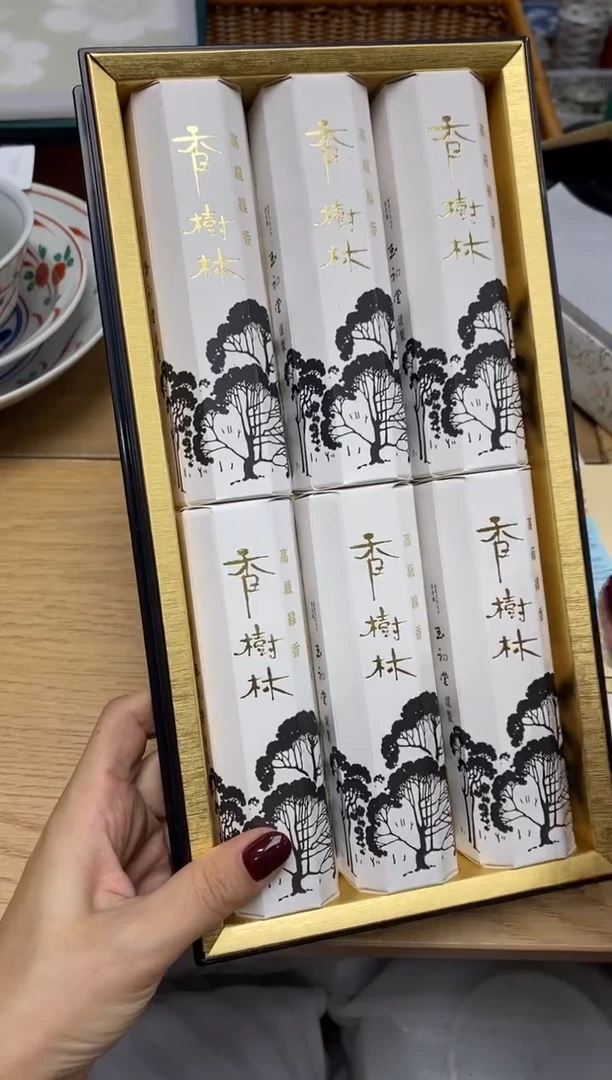 瓷片木****n瓷器之美，尽在隆莲。