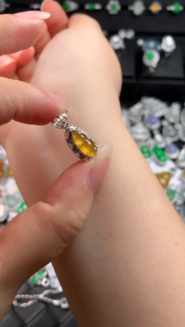 颈饰18K金镶嵌翡翠花生豆