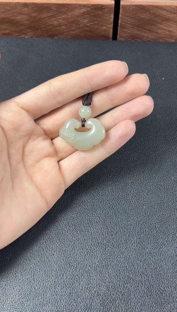 和田玉未镶嵌吊坠(赠链)且末微色差近矿吊坠