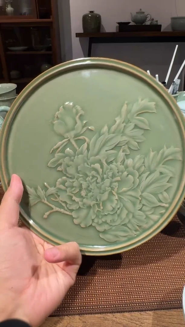 微瑕浮雕牡丹盘一只