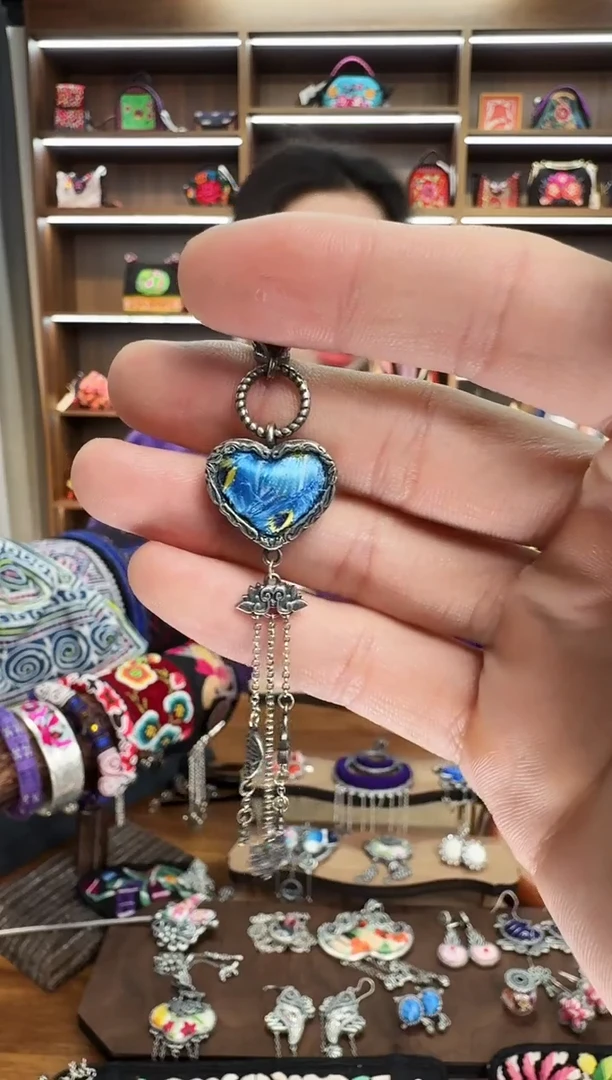 【闪购商品】织绣85蒙阿苏苗绣传承