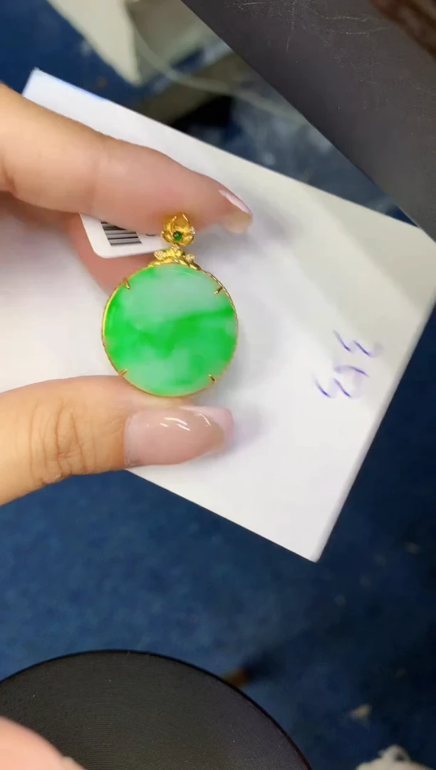 翡翠18K金镶嵌颈饰缅甸天然翡翠A货