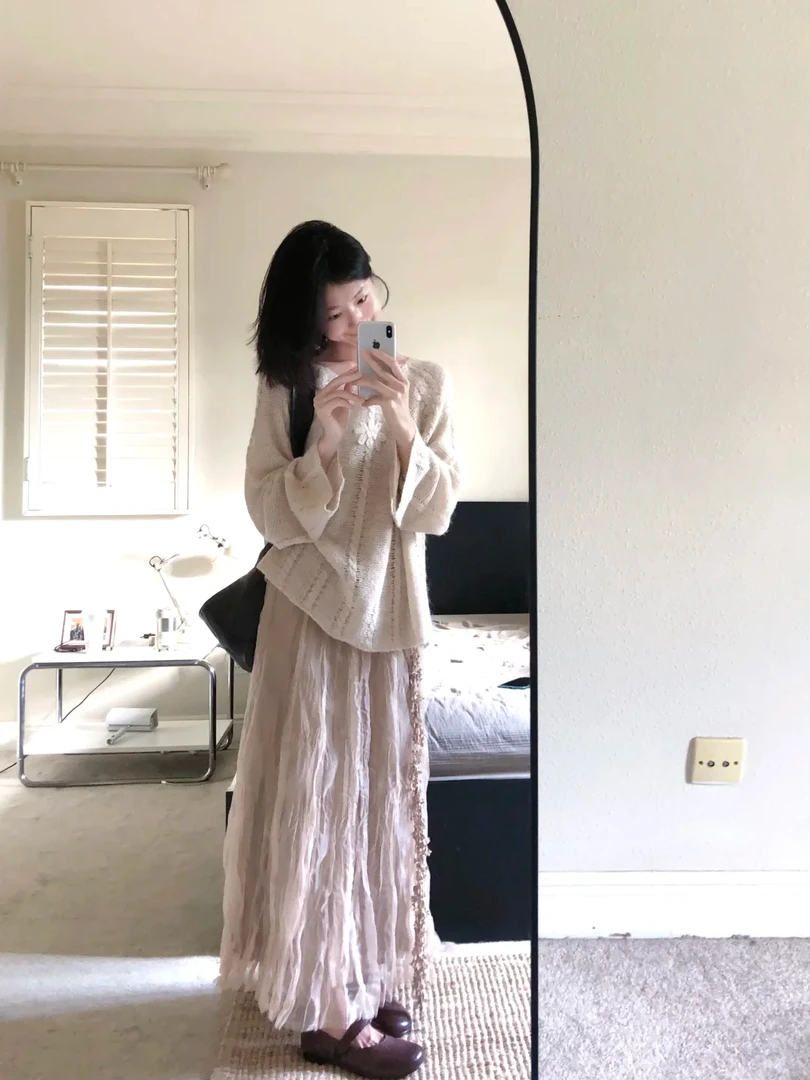 2025早秋新款韩系慵懒风镂空花朵钩花针织衫搭配半身裙气质两件套