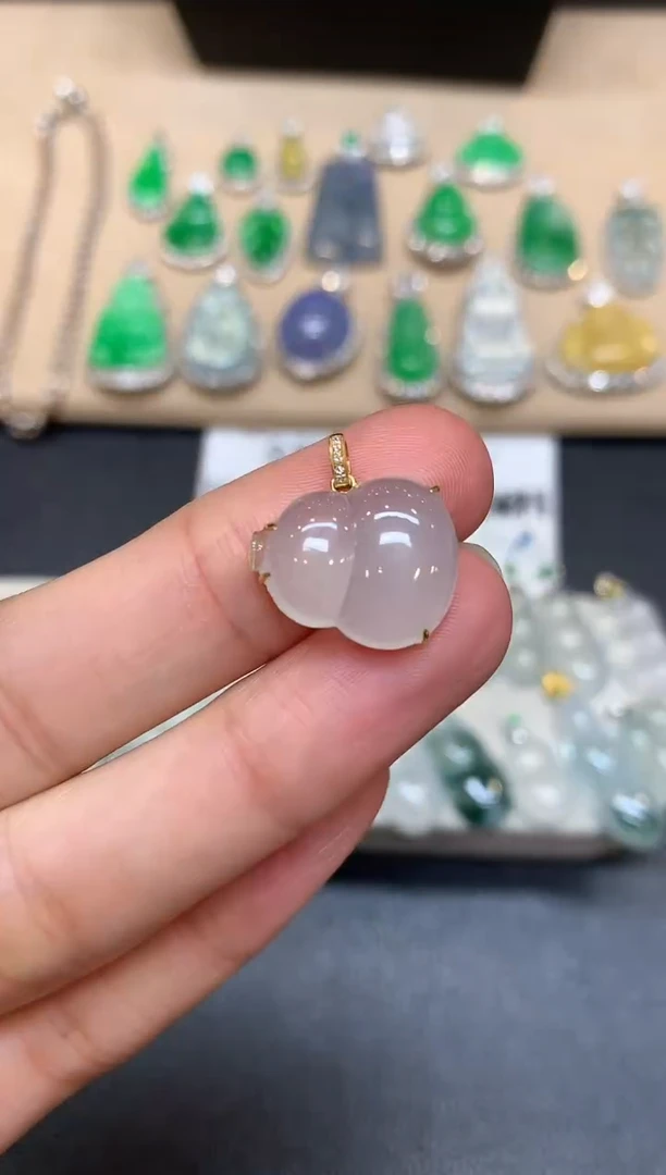 颈饰18K金镶嵌翡翠葫芦【无服务费