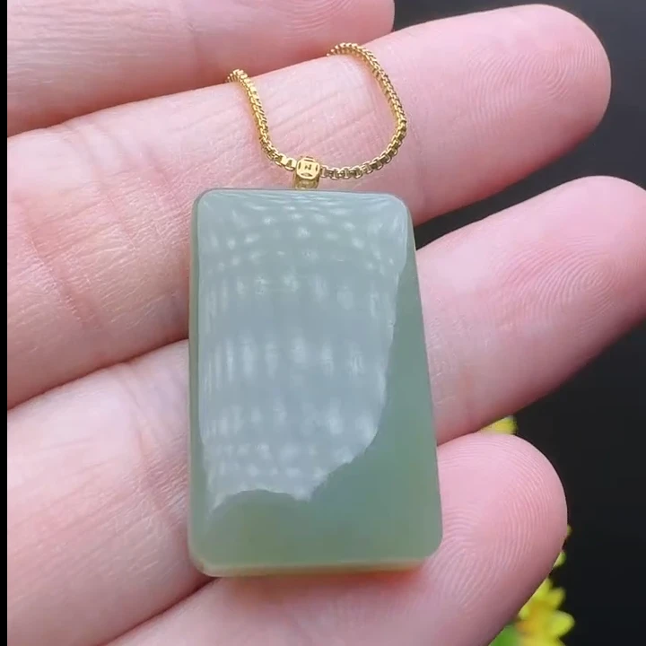 HJ4636【任会长珠宝】18K金-和田玉无事牌吊坠-配链子-送礼佳品