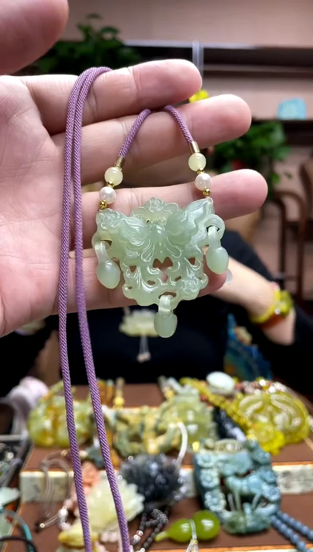 未镶嵌岫玉颈饰多样性发货发其中之一