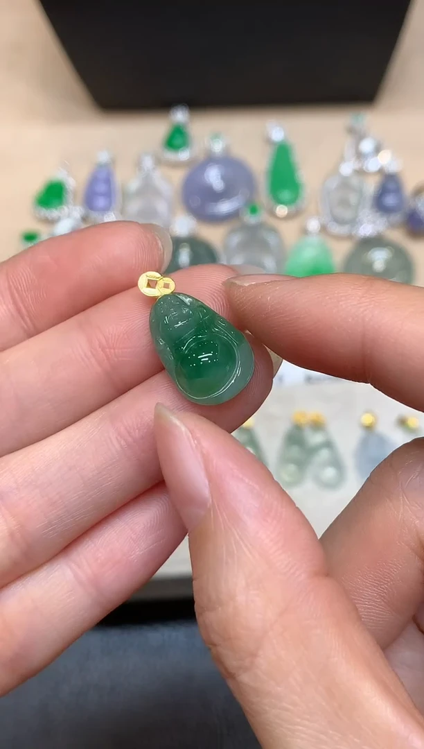 颈饰18K金镶嵌翡翠【无服务费