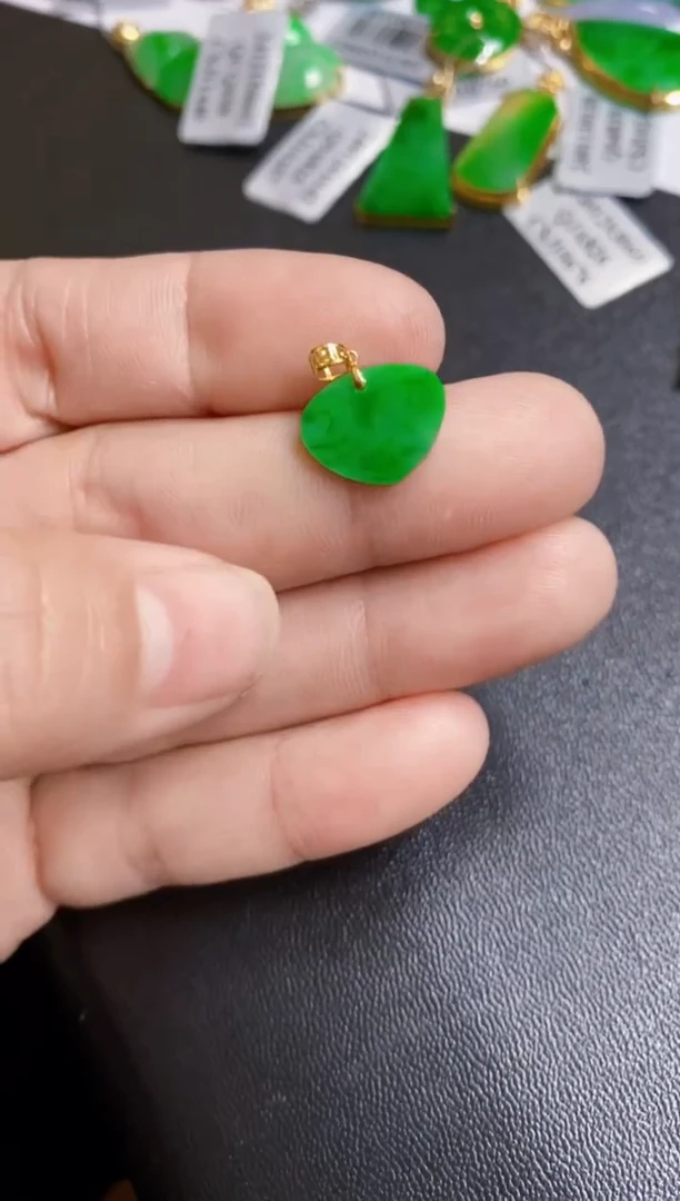 【闪购商品】翡翠颈饰18K金镶嵌吊坠