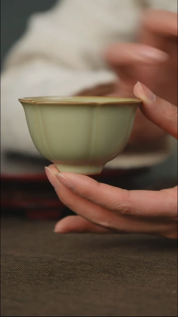 粉青 花口杯 带底款 单只