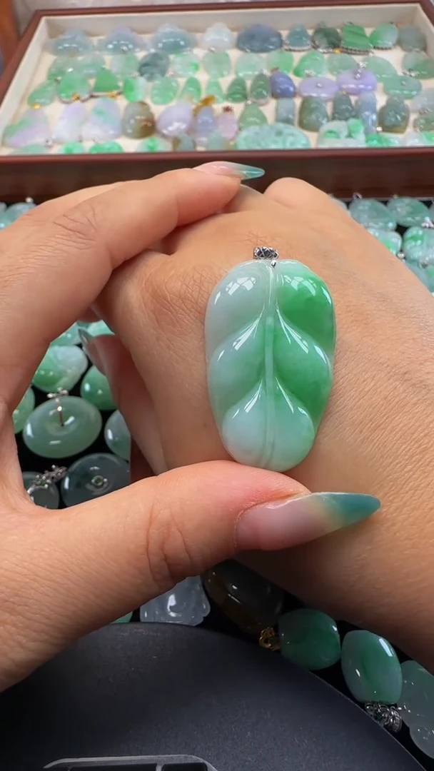吊坠(不含链)18K金镶嵌翡翠叶子