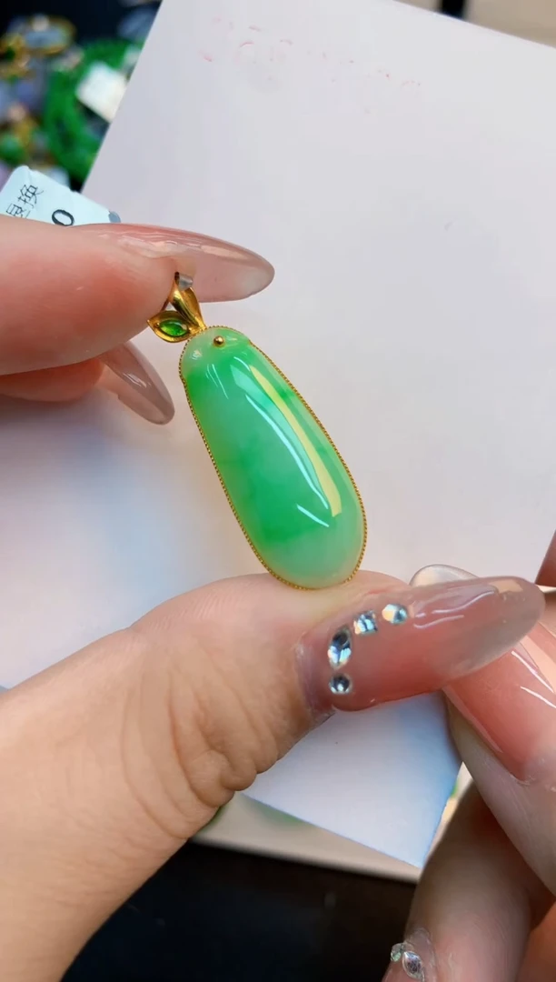 翡翠未镶嵌颈饰1