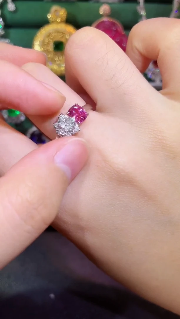 戒指彩色蓝宝石18K金镶嵌无烧1.17克拉