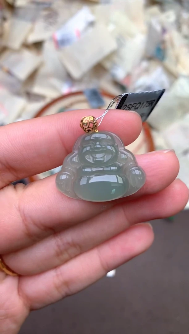 18K金镶嵌挂件翡翠 —