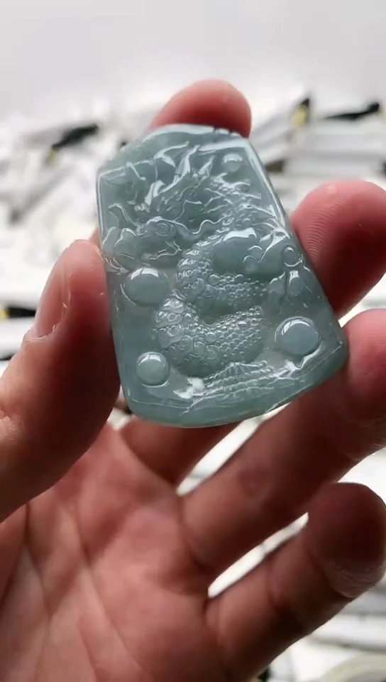 翡翠未镶嵌颈饰龙牌
