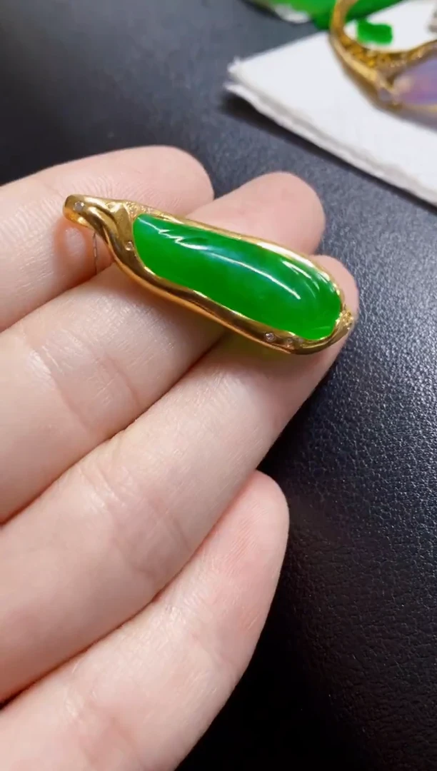 颈饰18K金镶嵌翡翠瓜