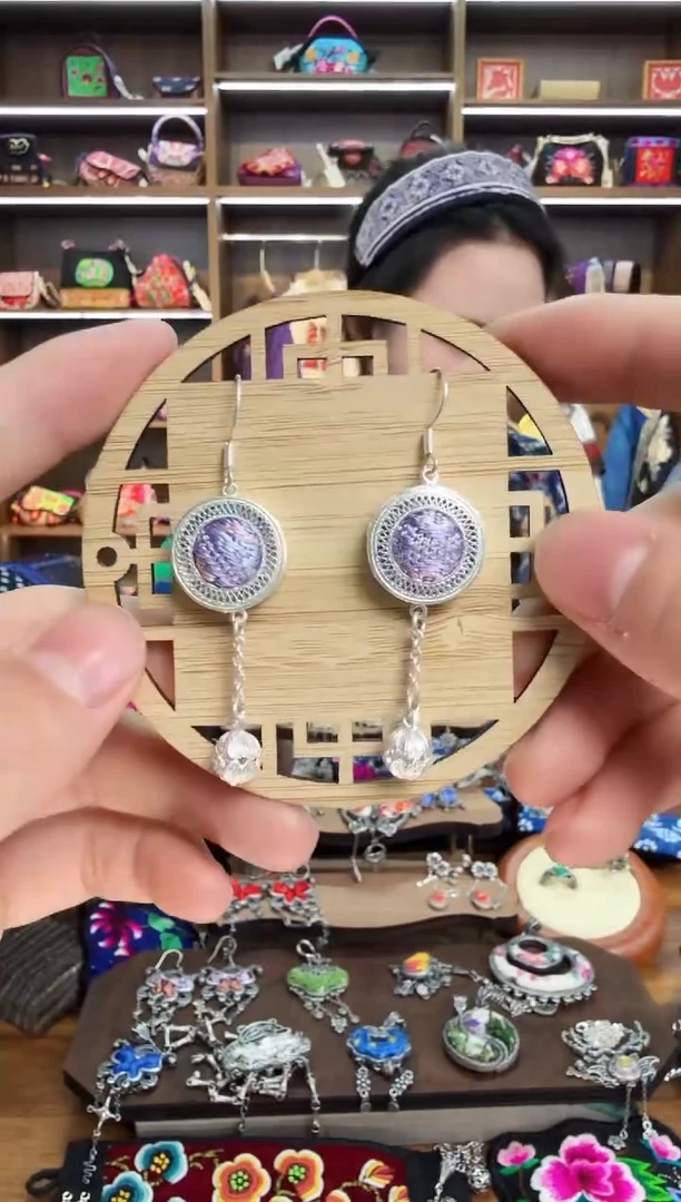 【闪购商品】织绣46蒙阿苏苗绣传承