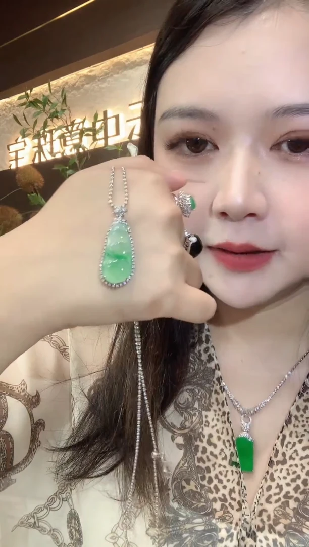 吊坠(不含链)18K金镶嵌翡翠A28