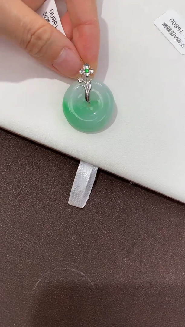 翡翠18K金镶嵌颈饰天然缅甸a货翡翠