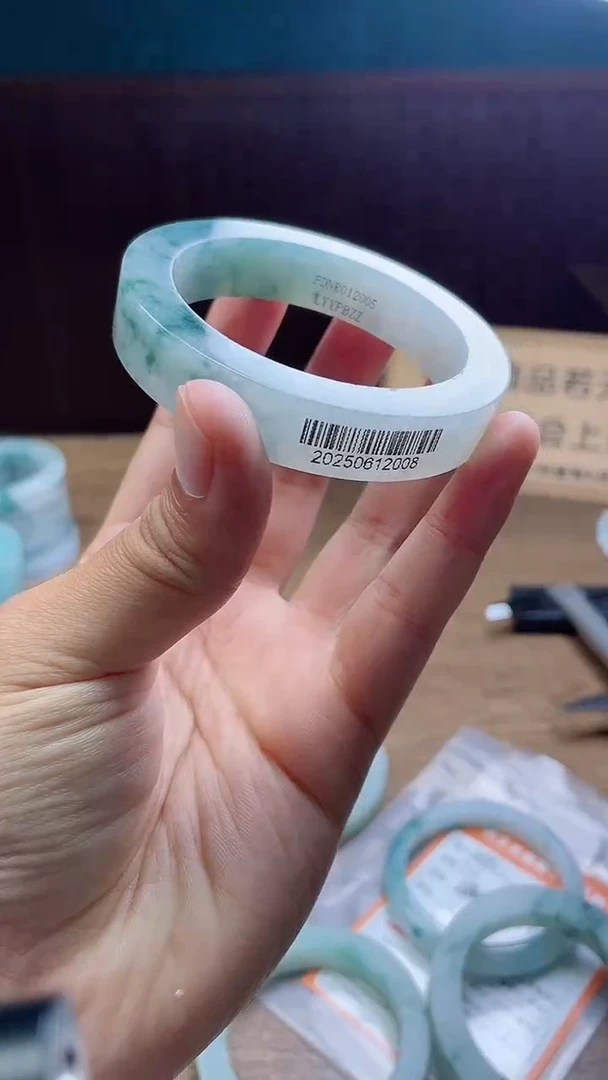 定制翡翠手镯未镶嵌小*铭定制