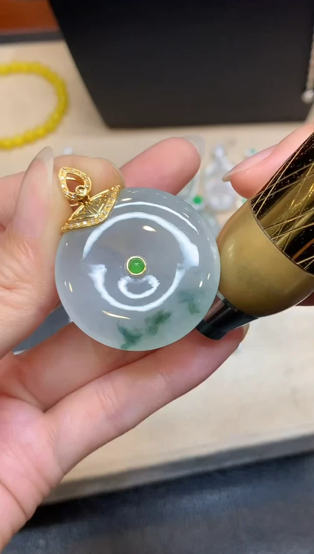 颈饰18K金镶嵌翡翠平安扣【无服务费