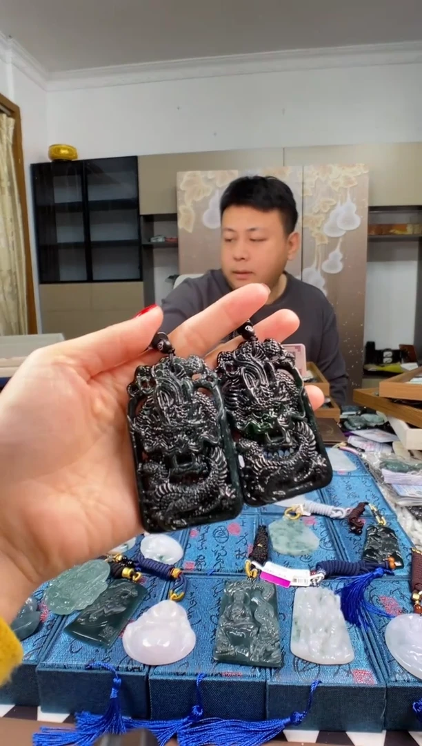 颈饰未镶嵌翡翠 多样性发其一