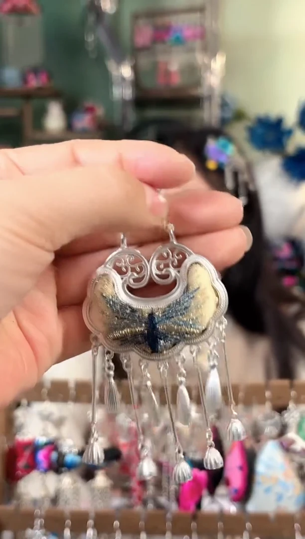 彩云南阁非遗老绣饰品609*