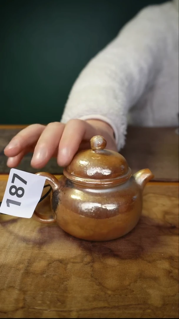 187号器韵堂金彩掇球壶