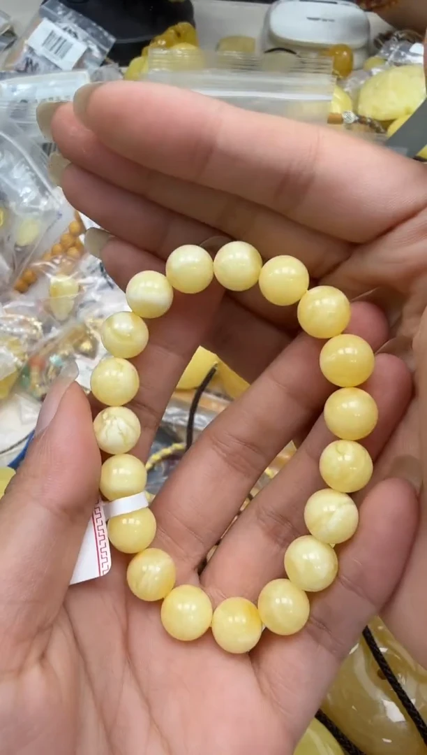 未镶嵌琥珀裸石如图