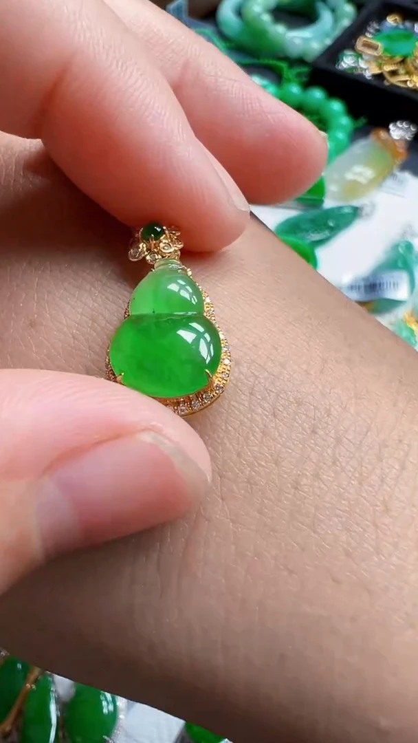 颈饰18K金镶嵌翡翠葫芦