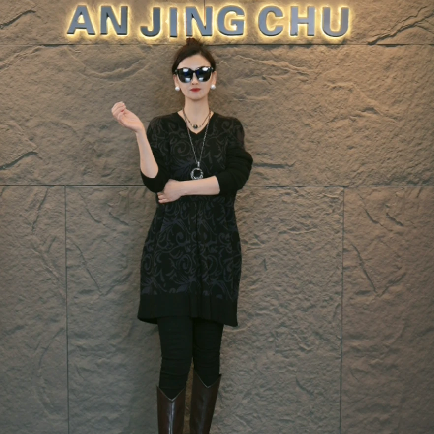 42 AN JING CHU秋冬季V领提花中长时尚黑色宽松显瘦连衣裙
