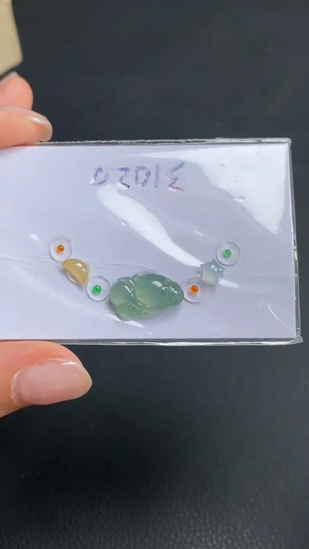 定制翡翠未镶嵌一套裸石金鱼款