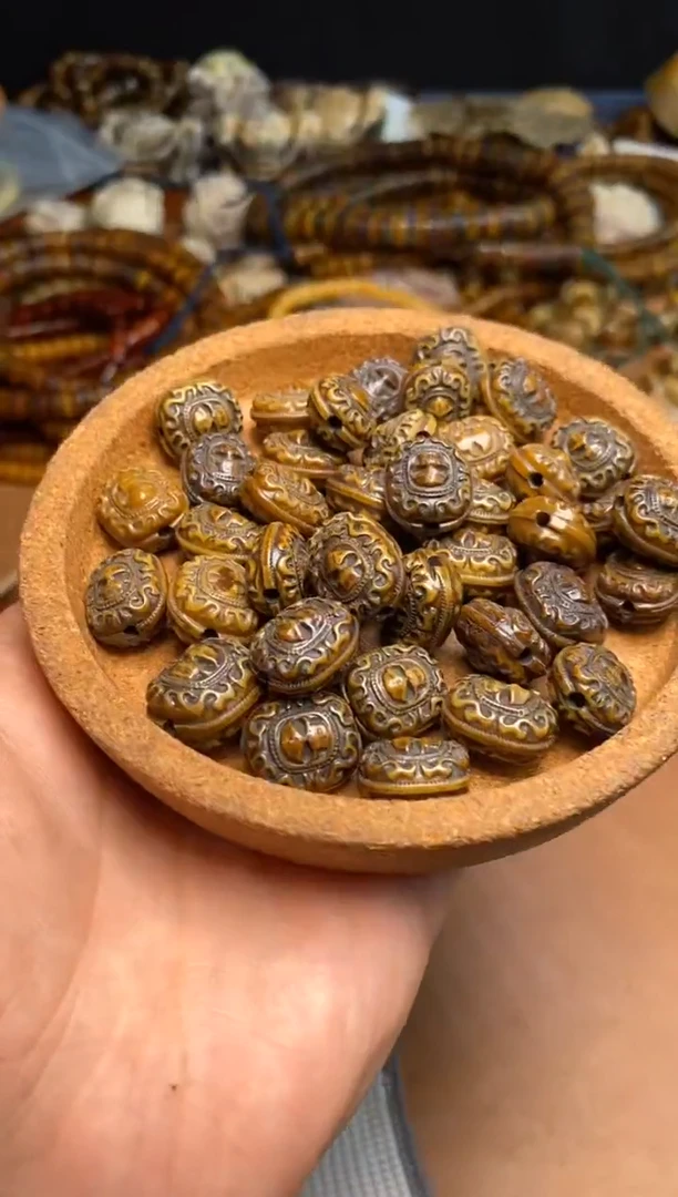 其他牛骨双面骷髅背云两个 p1202有棕有裂