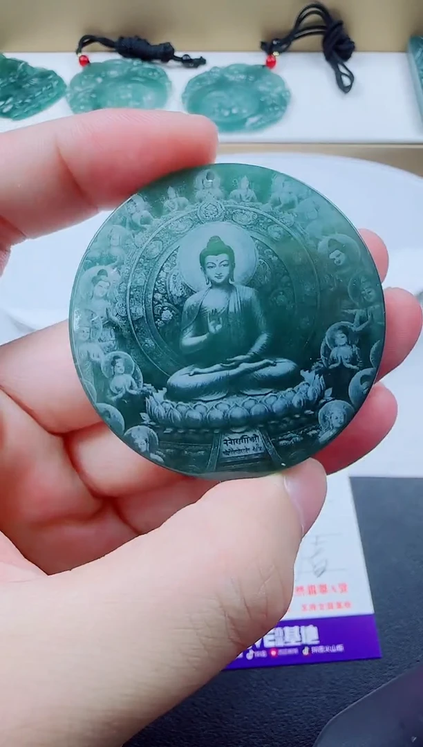 翡翠未镶嵌颈饰影雕阿弥多样性发其一