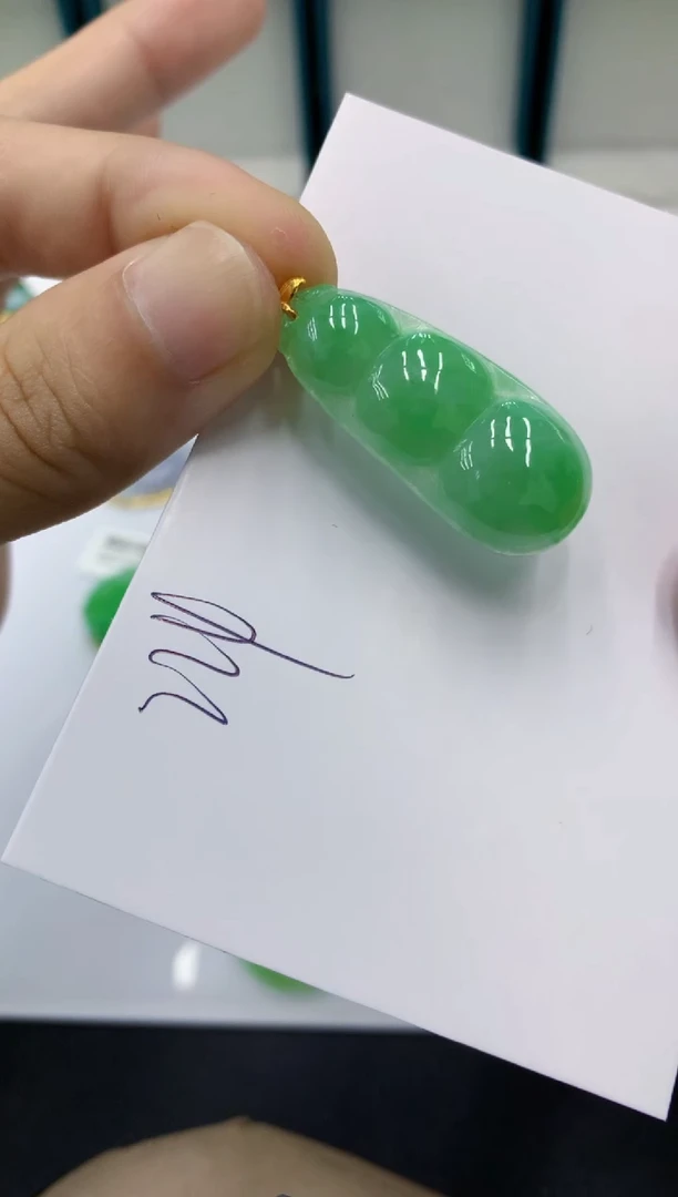 颈饰18K金镶嵌翡翠心*翡翠