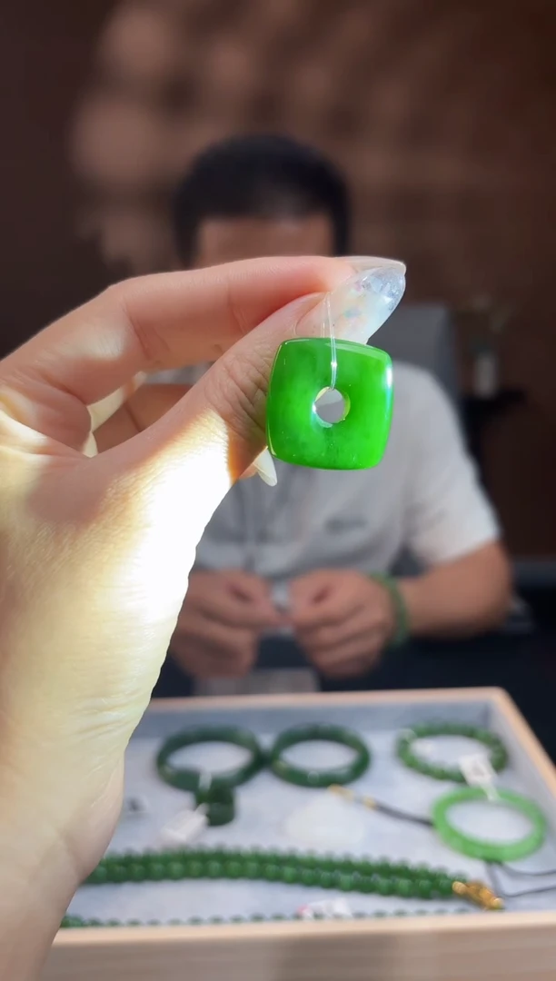 吊坠(赠链)未镶嵌和田玉碧玉 天圆地方 方扣