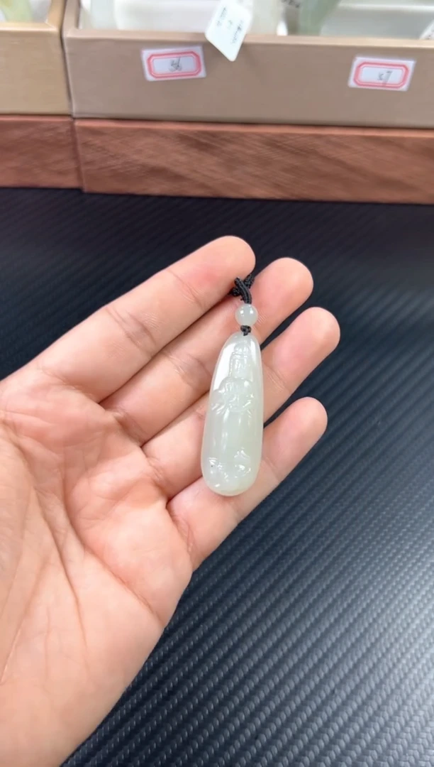吊坠(赠链)未镶嵌和田玉且末微色差迪克兰一细