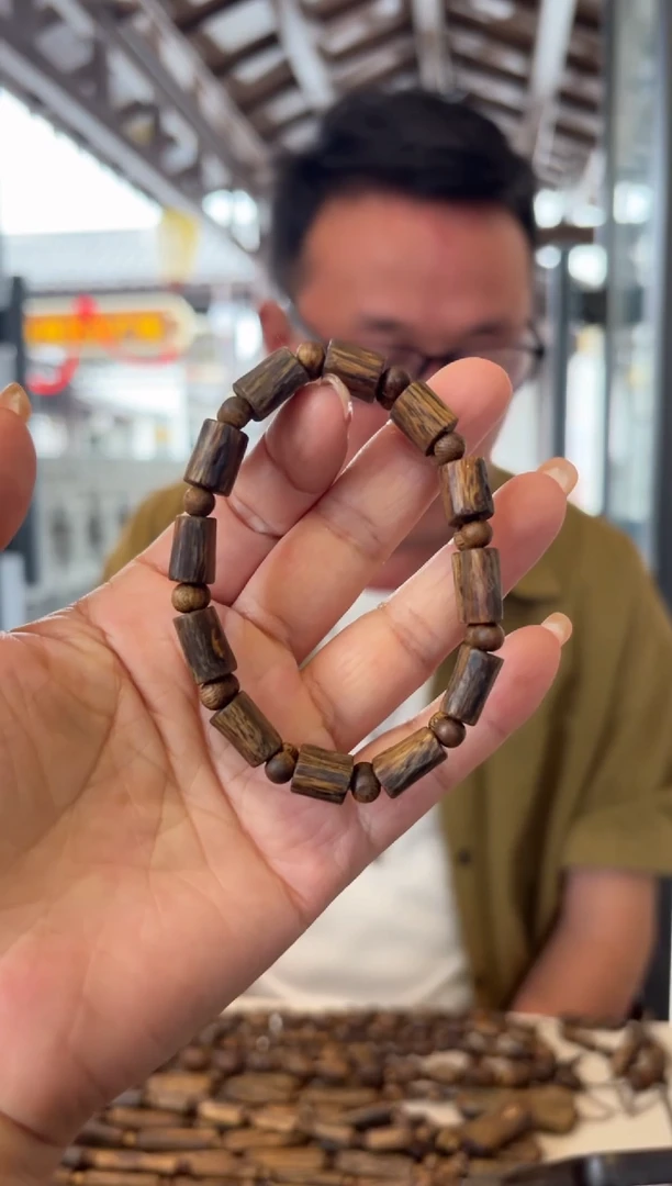 沉香手串卡1.1/8克蓝宝石多样性发货一条