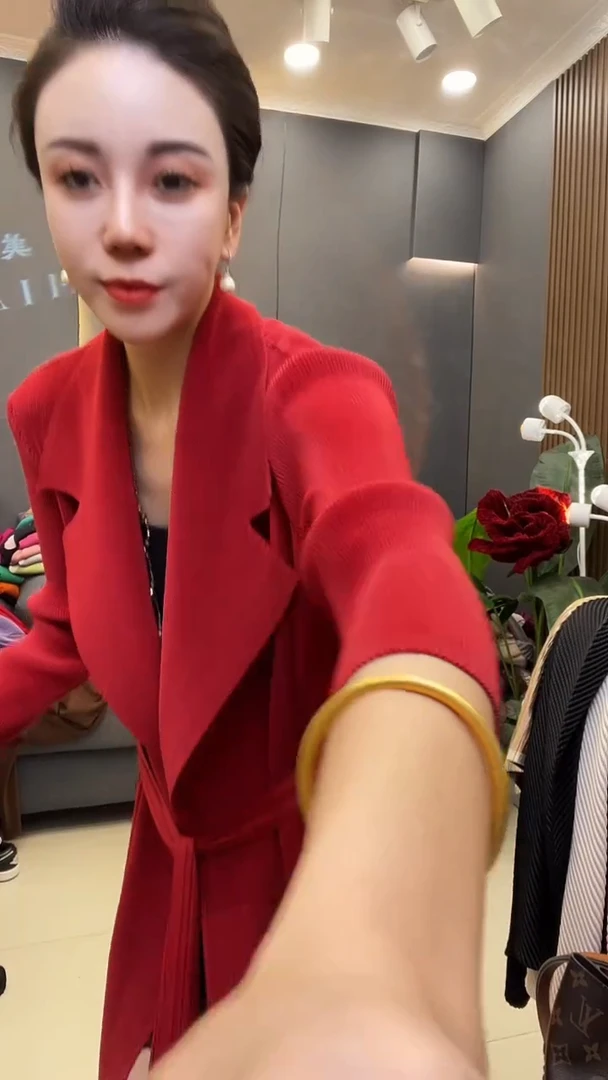 聚酯纤维（涤纶）红色 风衣