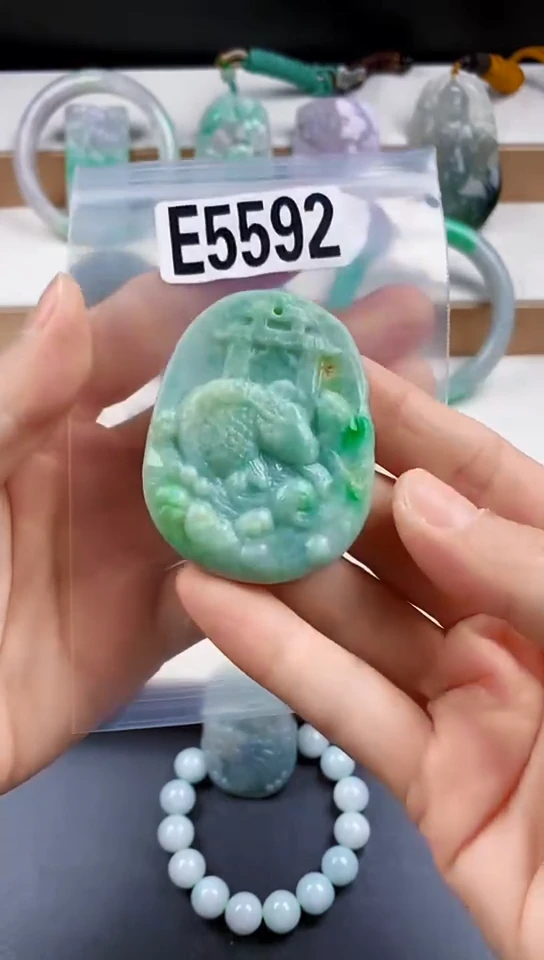 颈饰未镶嵌翡翠天然翡翠吊坠挂件