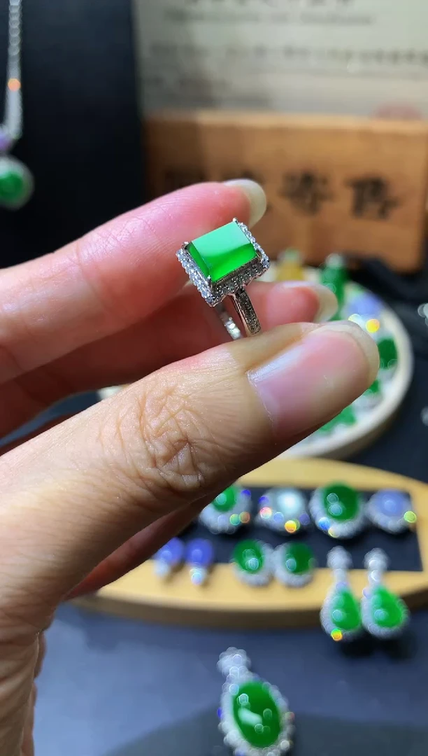 18K金镶嵌戒指翡翠团购