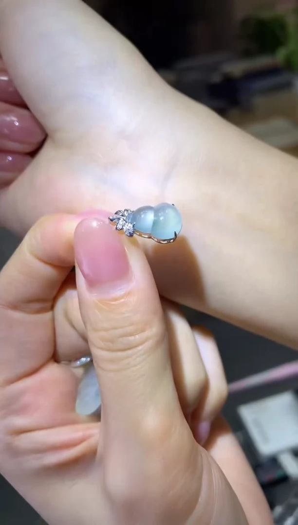 颈饰18K金镶嵌翡翠|不退不换