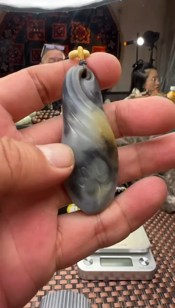 吊坠(赠链)未镶嵌和田玉若羌料楼兰三色随形吊坠