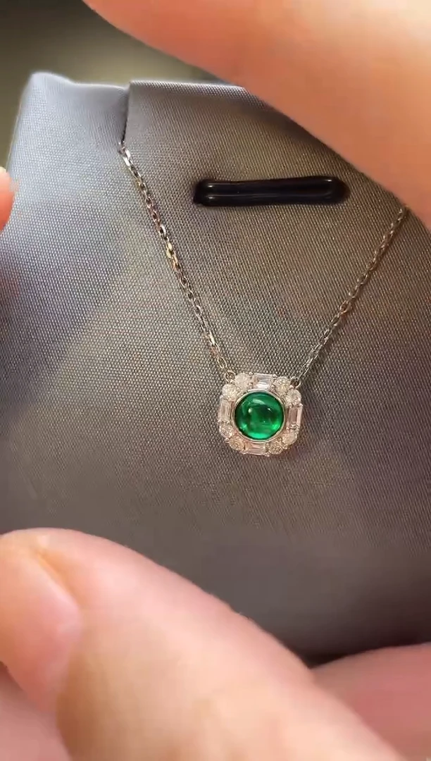 颈饰18K金镶嵌祖母绿阿富汗主石：0.31ct