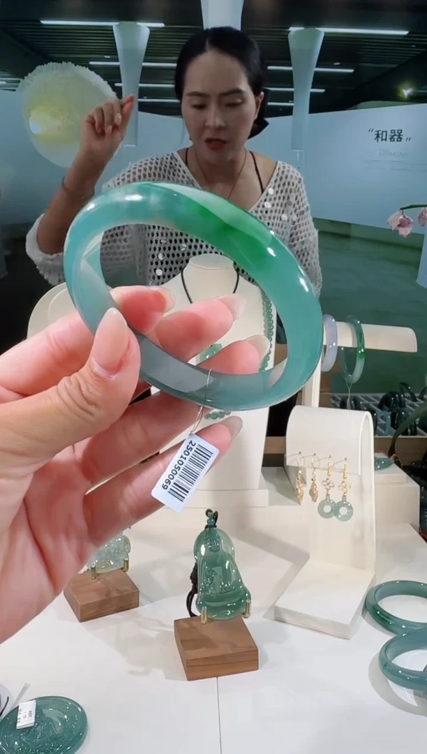 翡翠手镯未镶嵌天然A货翡翠多样性发其一-