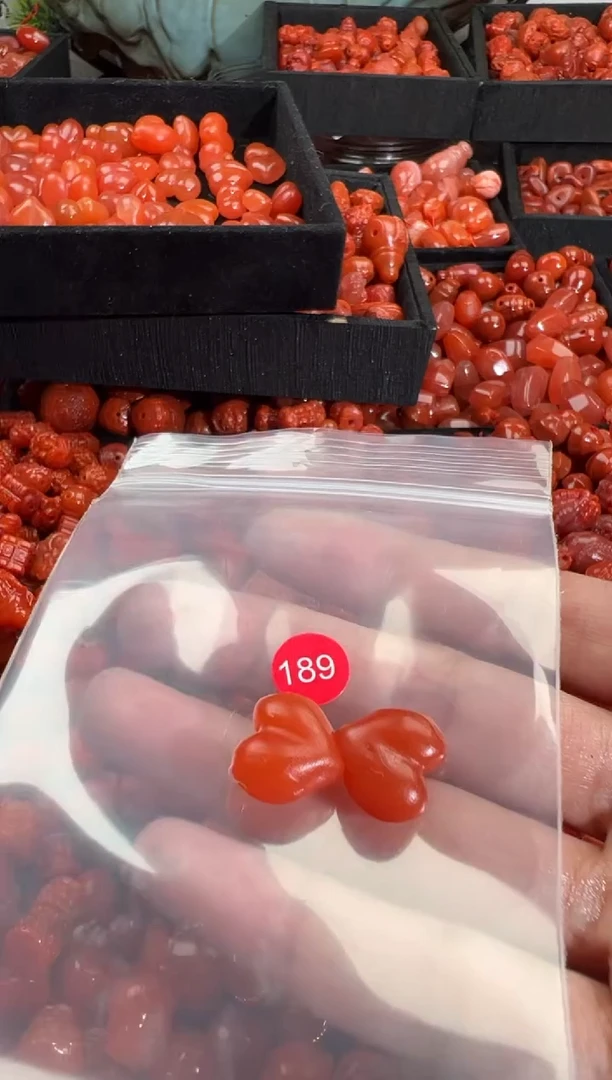 南红玛瑙未镶嵌颈饰1