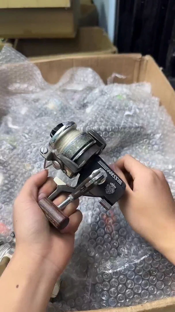 短***叔成色直播间都展示过，看清楚了再下单。孤品微瑕钓鱼轮